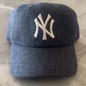 Stylish Blue Herringbone Cap with White Emblem NY Yankees 🧢⚾️